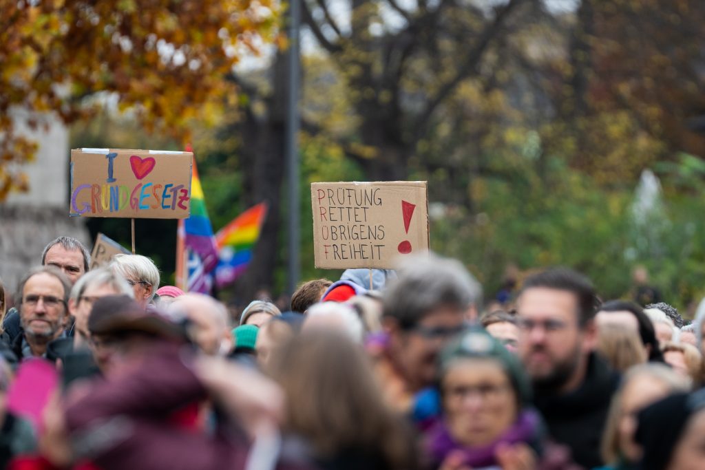 Foto von Menschen bei einer PRÜF-Demo